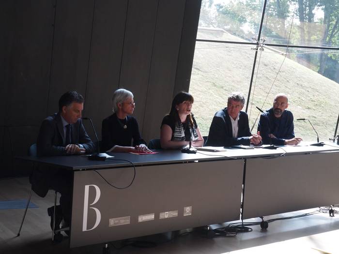 Moda eta ilustrazioa lotzen dituen #FinaEstampa_ erakusketa zabaldu dute Balenciaga museoan