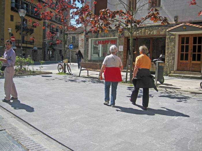 Plaza berria egiten ari dira Abeslari kalean