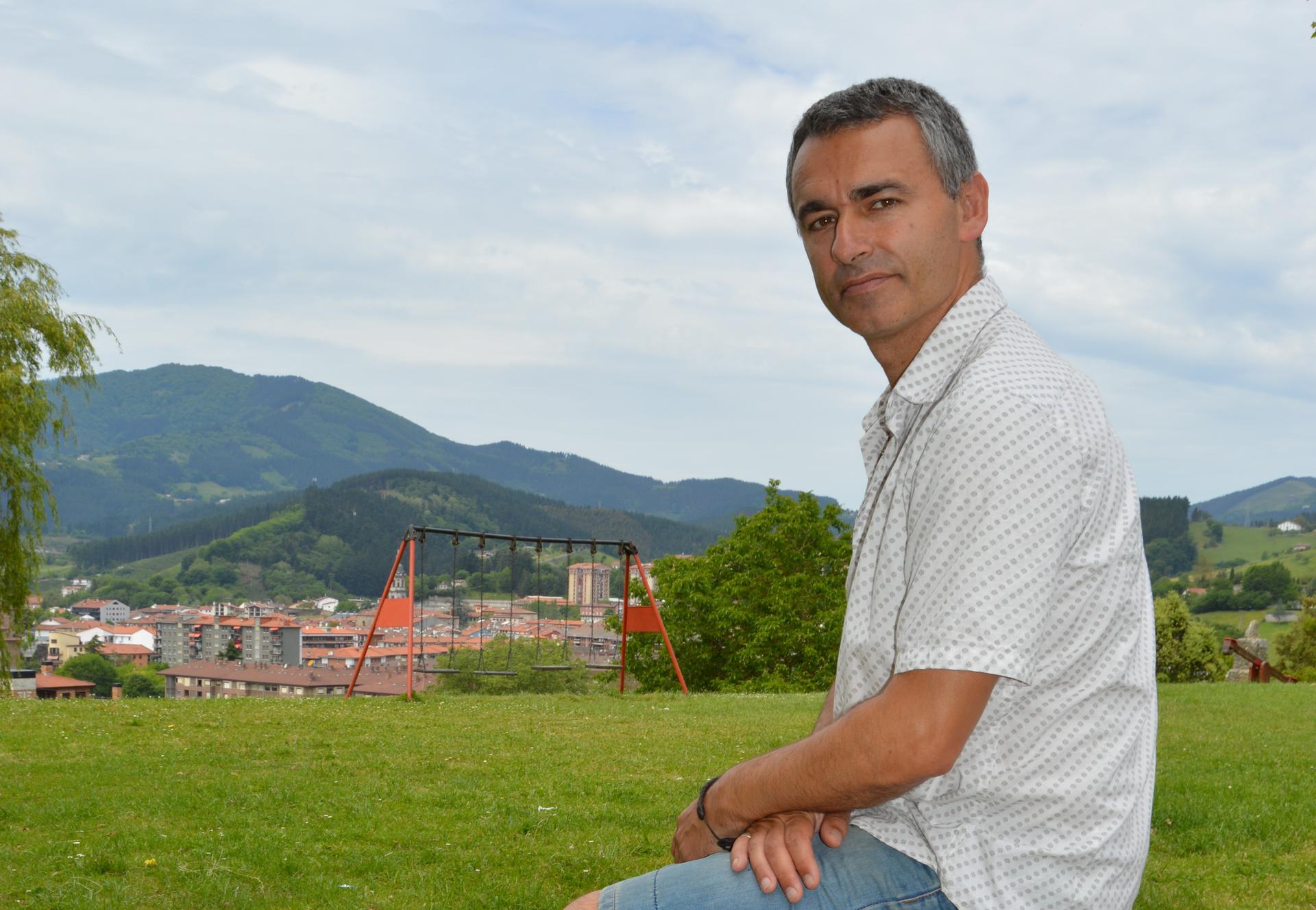 Julen Garate: «Euskarazko 'paxarako' liburu gehiago behar dira»