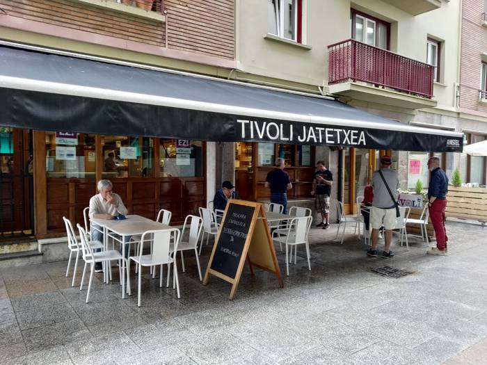 Zabalik dago berriro Zarauzko Tivoli taberna