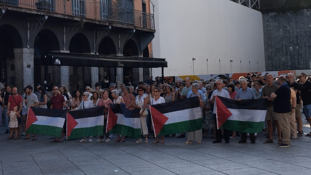 Gazako genozidioaren salaketa plazara eraman dute hainbat herritarrek