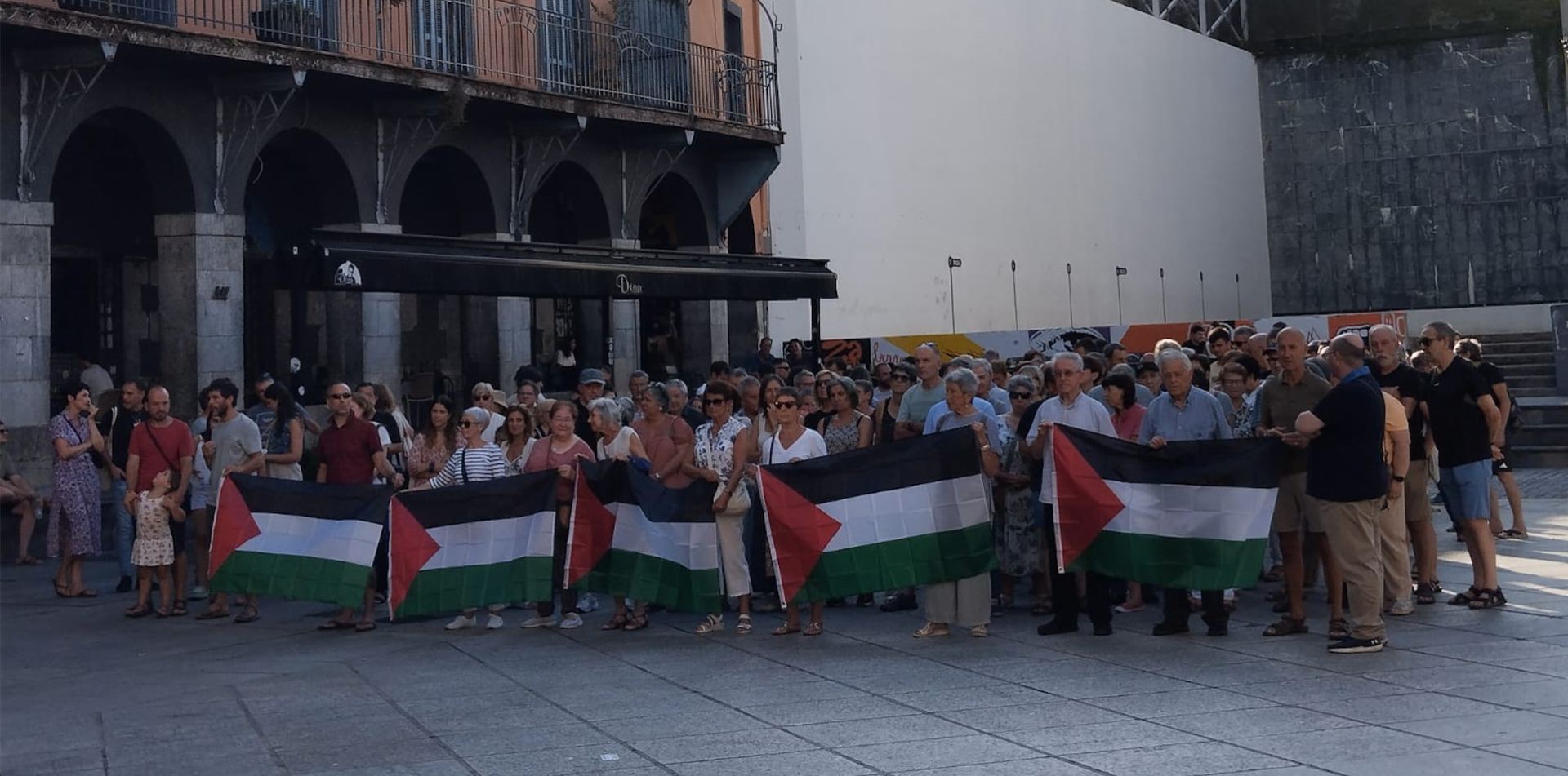 Gazako genozidioaren salaketa plazara eraman dute hainbat herritarrek