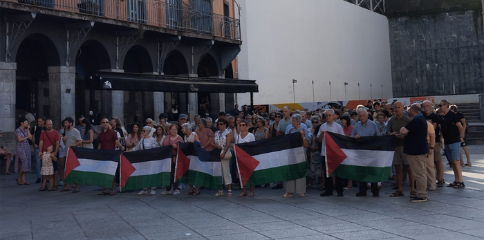 Gazako genozidioaren salaketa plazara eraman dute hainbat herritarrek