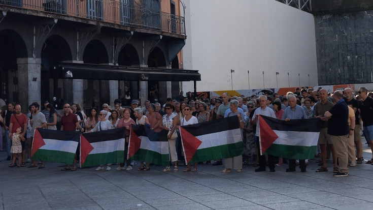 Gazako genozidioaren salaketa plazara eraman dute hainbat herritarrek