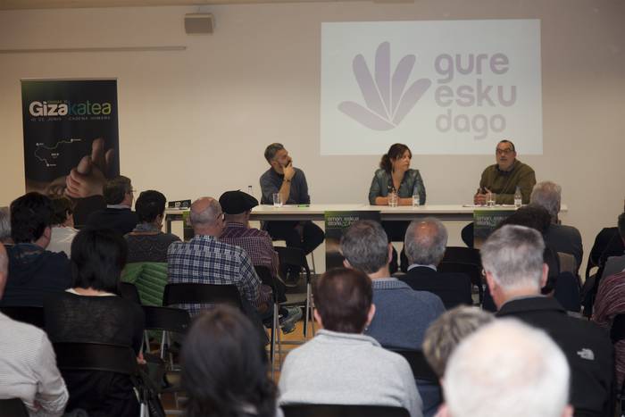 Erabakitzeko eskubideaz solastu dira EH Bilduko Larraitz Ugarte eta EAJko Luke Uribe-Etxeberria Azkoitiko Elkargunean