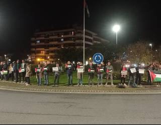 Gazako herriak sufritzen segitzen duela salatzeko, dozenaka lagun bildu dira Sanjuandegiko biribilgunean