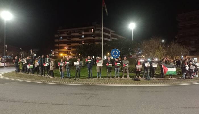 Gazako herriak sufritzen segitzen duela salatzeko, dozenaka lagun bildu dira Sanjuandegiko biribilgunean