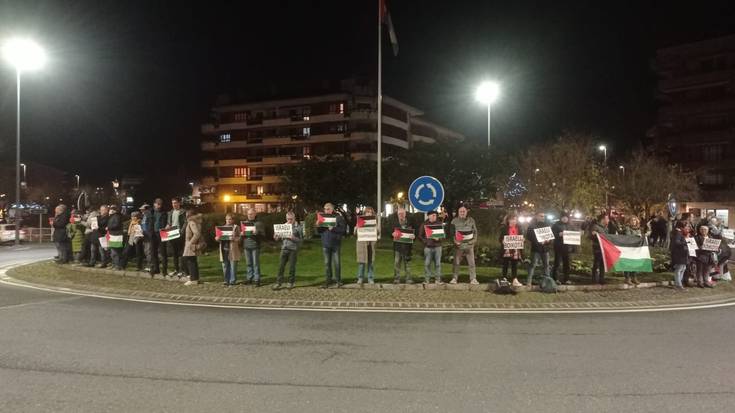 Gazako herriak sufritzen segitzen duela salatzeko, dozenaka lagun bildu dira Sanjuandegiko biribilgunean