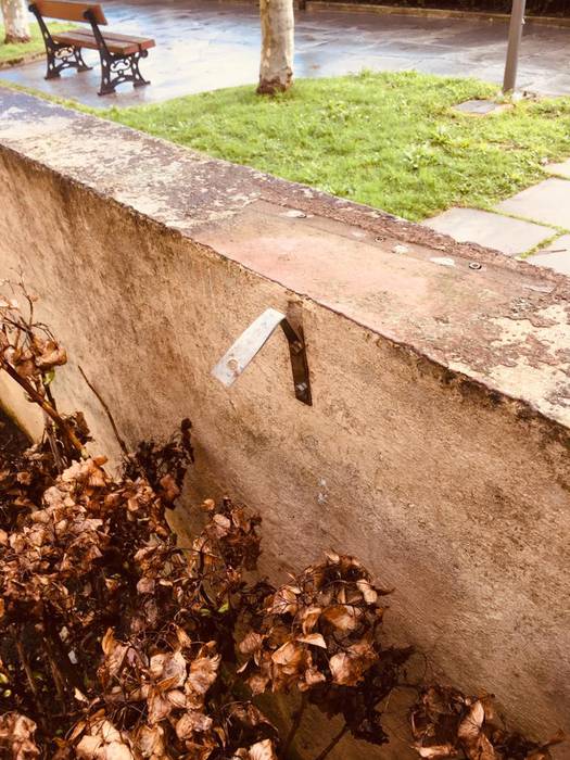 Paolaldeko erlojuaren azalpen-kartela kendu du bateren batek