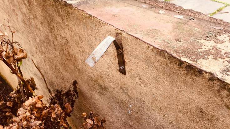 Paolaldeko erlojuaren azalpen-kartela kendu du bateren batek