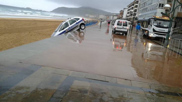 HARA! Zarauzko itsas pasealekuan behera erori da garbiketa auto bat