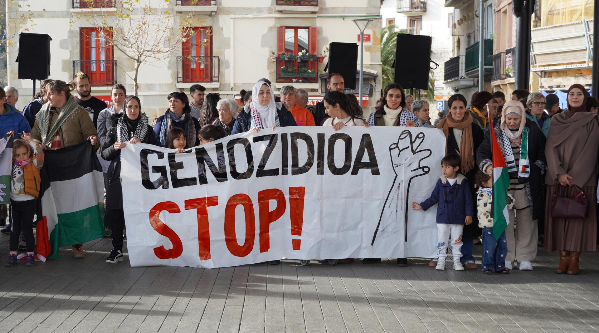 Palestinari babesa adierazteko bildu dira dozenaka lagun