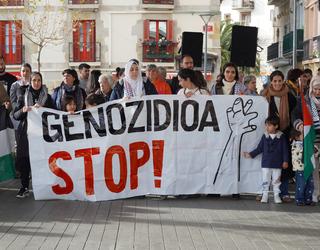 Palestinari babesa adierazteko bildu dira dozenaka lagun