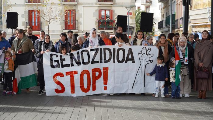 Palestinari babesa adierazteko bildu dira dozenaka lagun