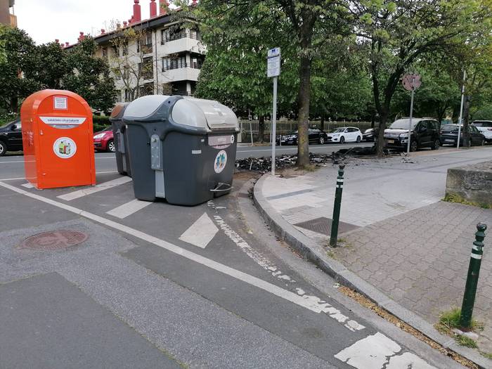 Hainbat edukiontzi erre dituzte bart Zarautzen, Nafarroa kalean