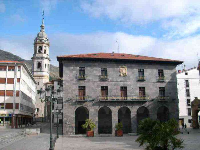 Azkoitiko Udalak ostiralean kobratu die herritarrei Ondasun Higiezinen gaineko zerga