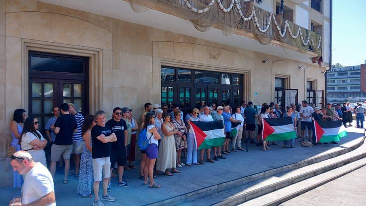 Flotillako kideei elkartasuna adierazi eta Ertzaintzaren jokabidea salatu dute