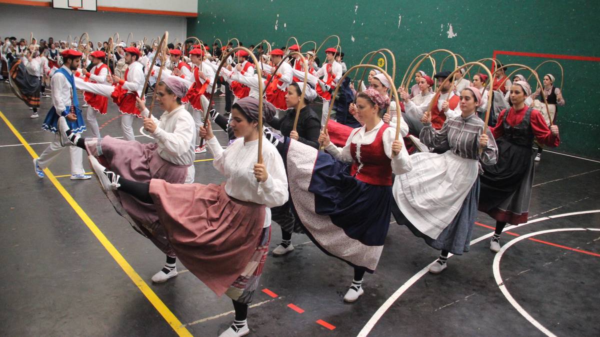 180 dantzari bilduko ditu Helduen Dantzari Egunak