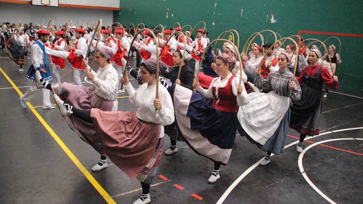 180 dantzari bilduko ditu Helduen Dantzari Egunak