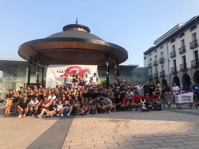 Azpeitiko Gaztetxearen XVII. urtemuga festa giroan borobildu dute
