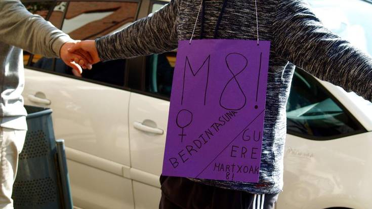 Berdintasunaren aldeko giza-kateak zeharkatu du Zumaia