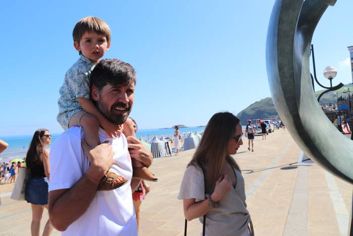 Inauguratu dute Zarautzen surfa omentzen duen eskultura
