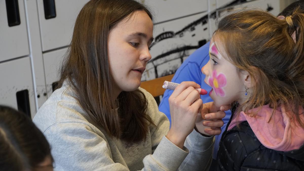 Kirola eginda eta aurpegiak margotuta, Korrikaren zain dira herritarrak