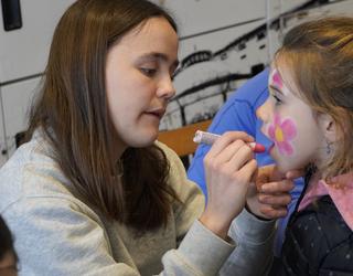 Kirola eginda eta aurpegiak margotuta, Korrikaren zain dira herritarrak