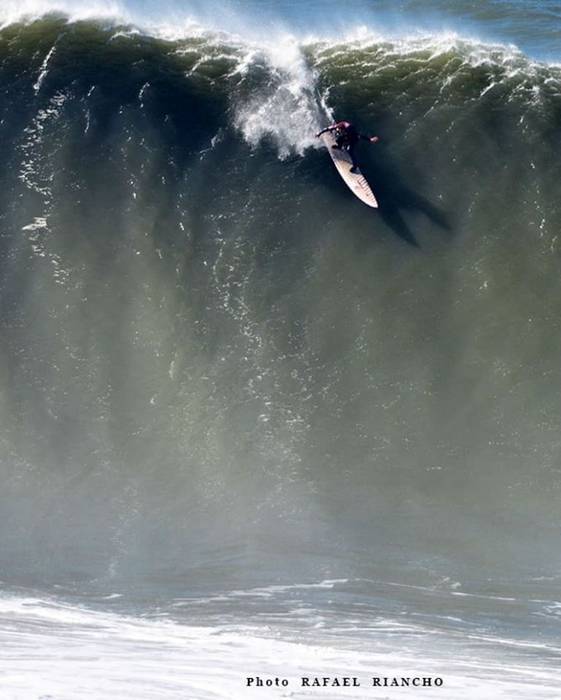 Nazare Tow Surf Challenge-en lehiatuko da bihar Axi Muniain