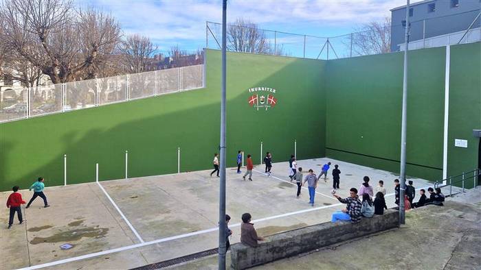 Iñurritzako pilotalekua berritu du udalak