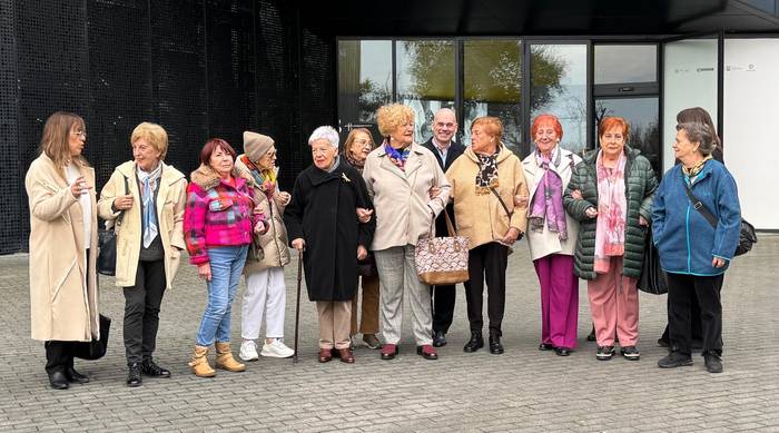 Aitortza artelanak sortzen lagundu duten eskuei