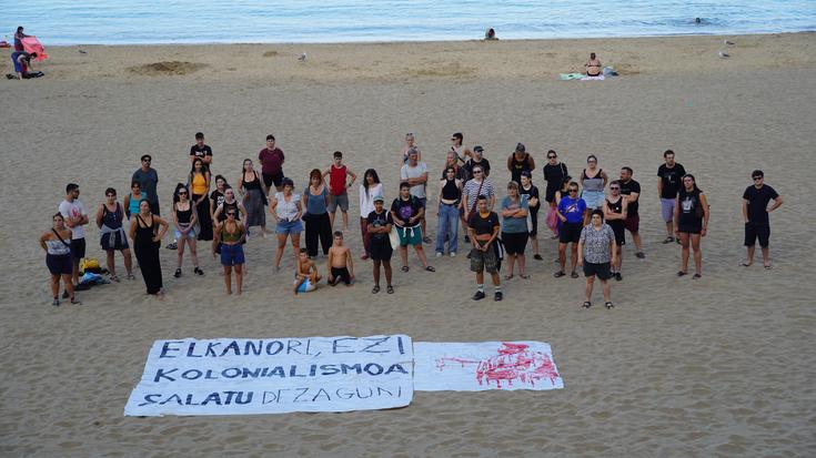 Hainbat lagun bildu ziren atzo Getarian Elkanoren lehorreratzearen "izaera kolonialista" salatzeko