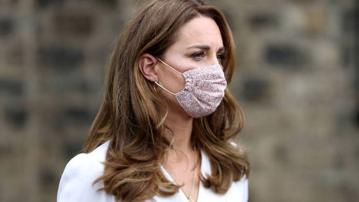 HARA! Cambridgeko dukeek Amaia Arrietak diseinatutako maskarak daramatzate