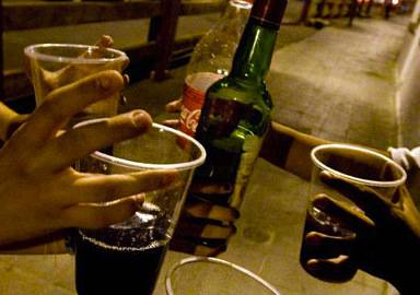 Adin txikikoen alkohol kontsumoa dela eta, kezka adierazi du guraso talde batek
