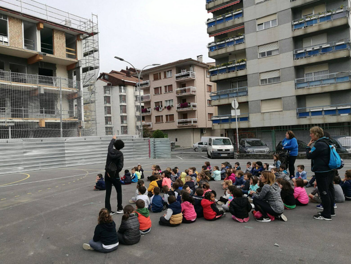 "Habi berria" izango dena ikustera joan dira Iraurgi ikastetxeko ikasleak