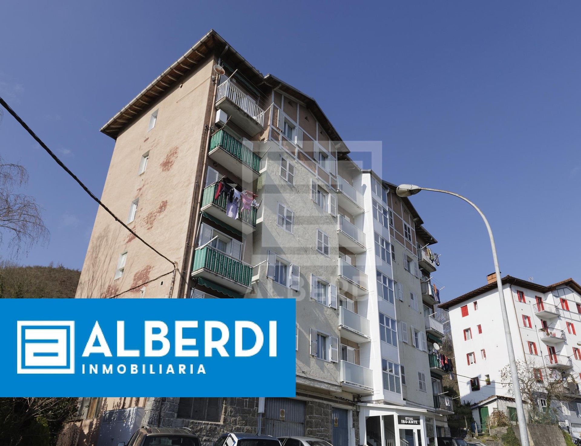 Alberdi Inmobiliaria: Urrategi auzora bidean etxebizitza igogailuarekin, orain prezio berriarekin