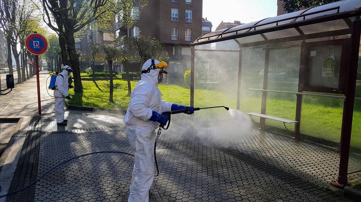 Abian dira espazio publikoen eta zabalik dauden saltoki eta eraikinen desinfektazio lanak