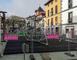 Hasi dira herriko hainbat jolas parke konpontzen