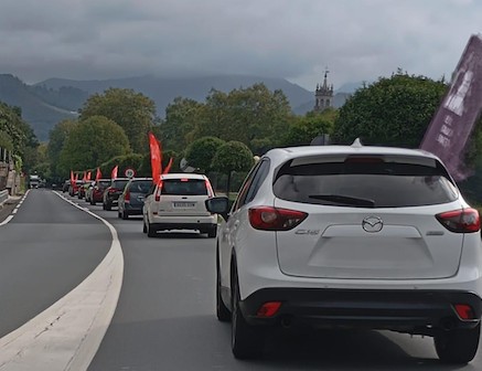 Auto karabana egin dute egoitzetako hitzarmenaren negoziazioei berrekiteko eskatzeko