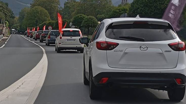 Auto karabana egin dute egoitzetako hitzarmenaren negoziazioei berrekiteko eskatzeko