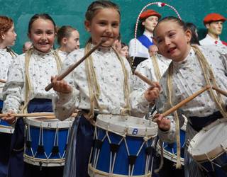 Euri jasak barrurako bidean jarri du umeen danborrada