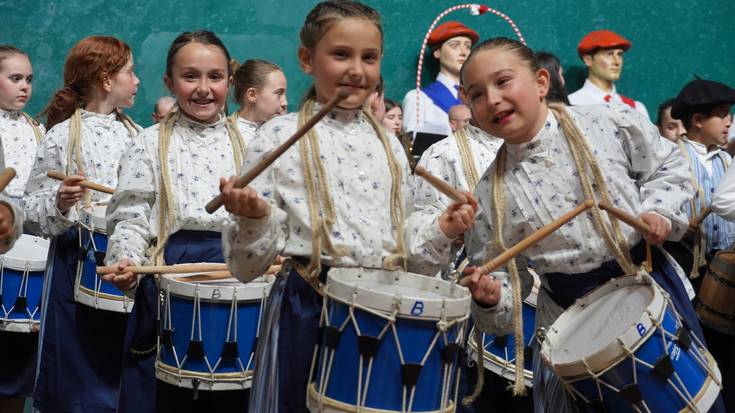 Euri jasak barrurako bidean jarri du umeen danborrada
