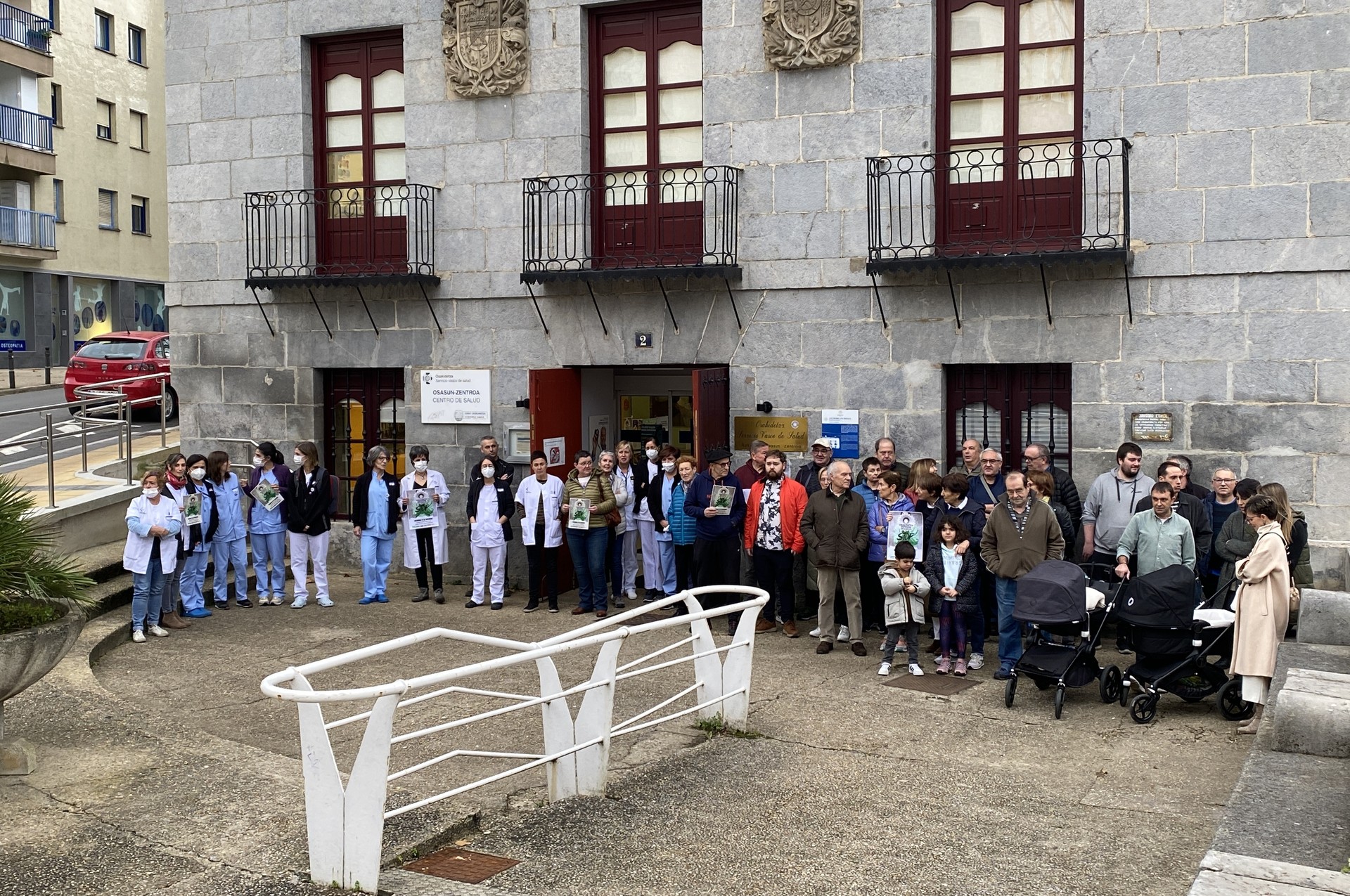 Osasun publikoa babesteko eta negoziazioa eskatzeko elkartu dira anbulatorioan