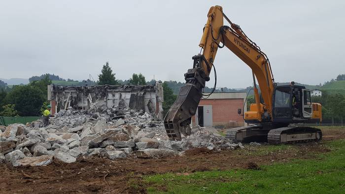 Hasi dira Astiko aldagelak eraisten