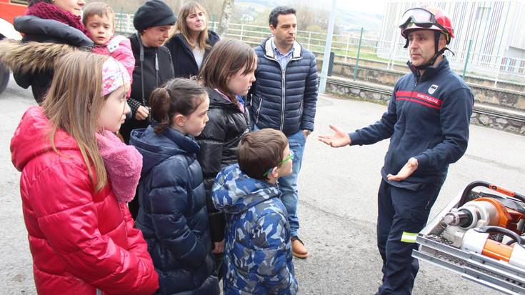 Irudietan: Ate irekiak Zarauzko suhiltzaile parkean 