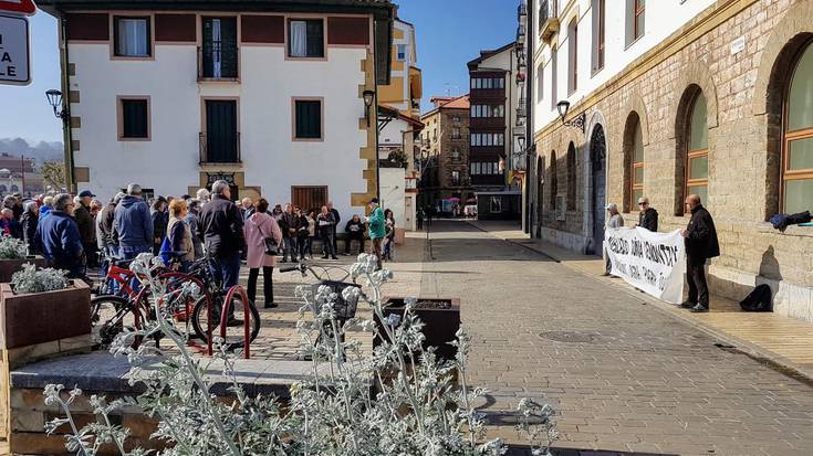 Pentsio publiko duinak eskatzera atera ziren kalera pentsiodunak atzo ere