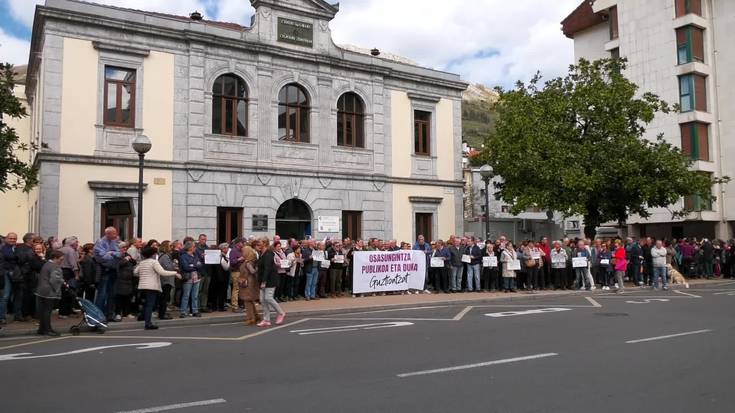 Osasungintza publiko eta duina aldarrikatu dute ehunka herritarrek