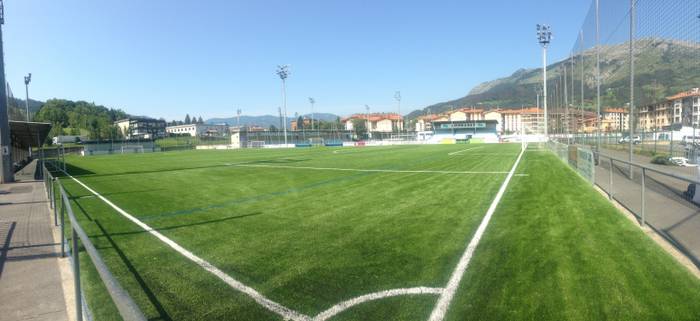 Bi partidarekin inauguratuko dute zapatuan futbol zelai artifizial berritua