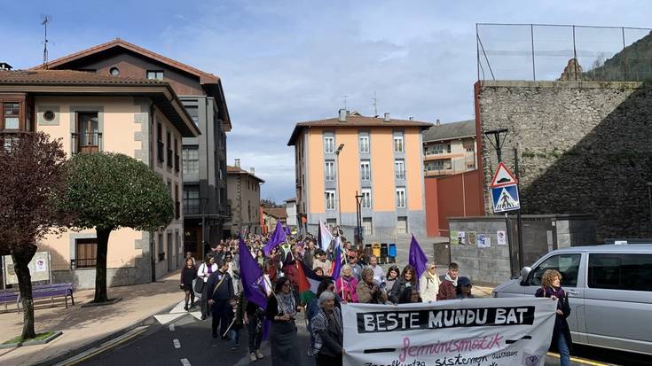 Feminismotik eraikitako mundu berri bat nahi dutela aldarrikatzeko atera dira kalera Zestoan