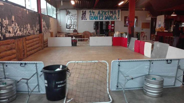 Irudimena erabili dute gaztetxeko kideek, eguraldi txarrari aurre egiteko